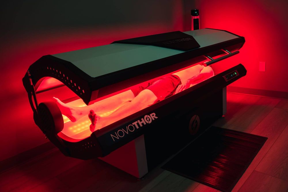 NovoTHOR technology overview showing professional red light therapy equipment