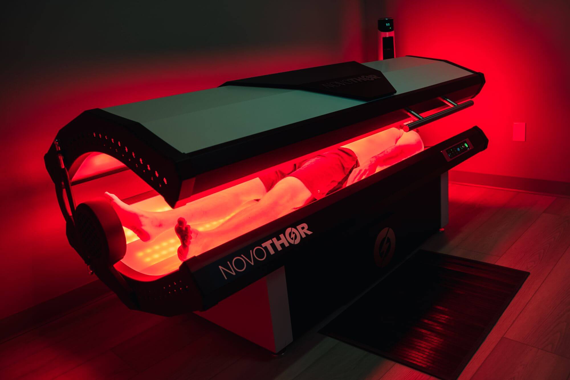 NovoTHOR technology overview showing professional red light therapy equipment
